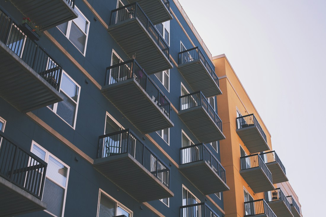 Flerbostadshus med moderna balkonger