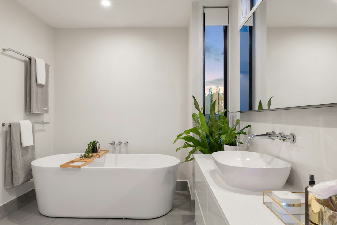 Ljust renoverat badrum med modern inredning