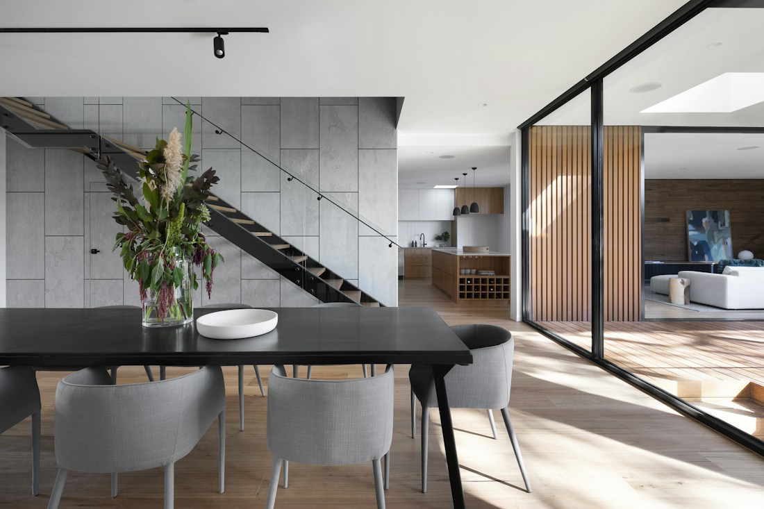 Ljust hus med moderna arkitektoniska detaljer